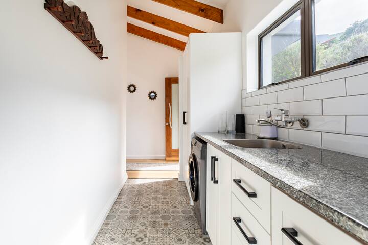 Modern mountainside home by Glencairn Beach gallery image 4