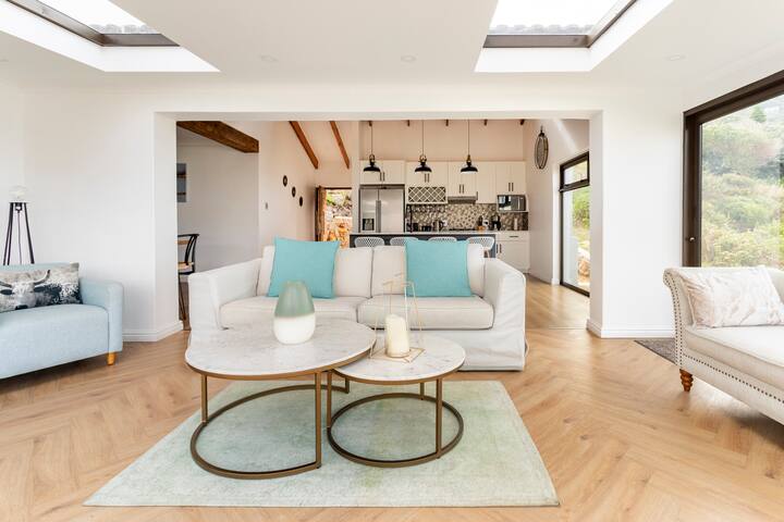 Modern mountainside home by Glencairn Beach