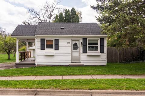 Bitty Brighton Bungalow - cozy home downtown.