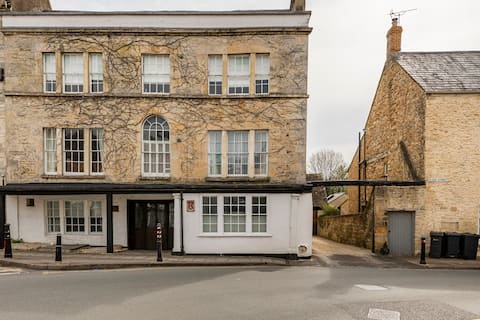 18th century coaching inn in Tetbury with parking