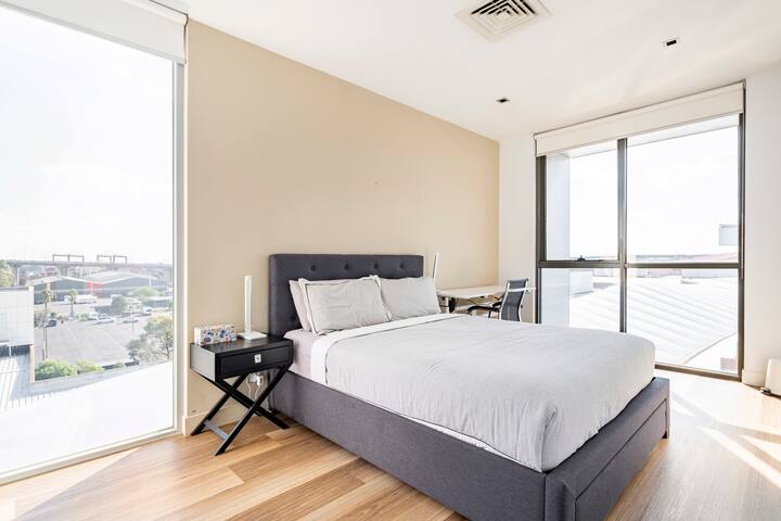 Docklands Luxury Penthouse Above the Shopping Town gallery image 5