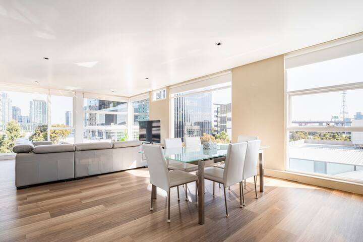 Docklands Luxury Penthouse Above the Shopping Town gallery image 2