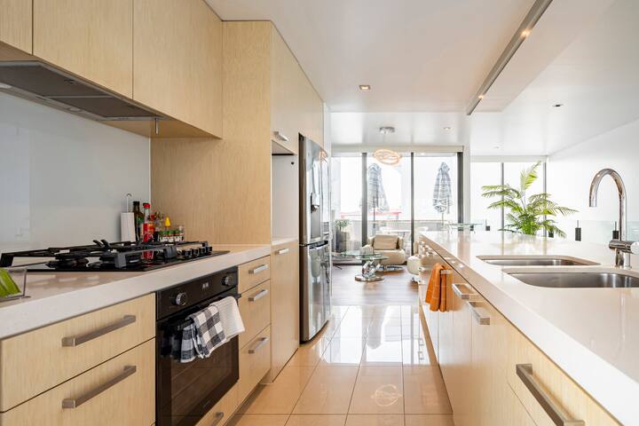 Docklands Luxury Penthouse Above the Shopping Town gallery image 3
