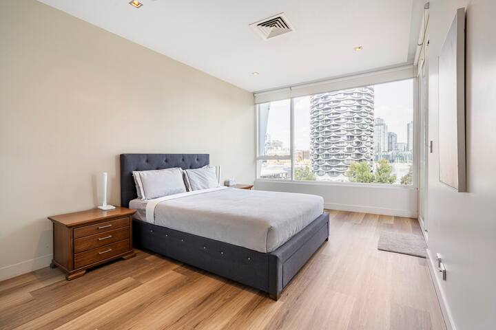 Docklands Luxury Penthouse Above the Shopping Town gallery image 4