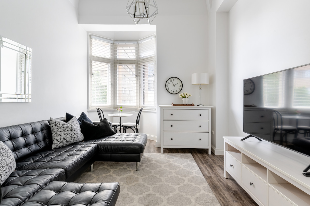 ستائر جديدة من السقف إلى الأرض لمزيد من الخصوصية والأجواء الفاخرة، تم تركيبها منذ التصوير.