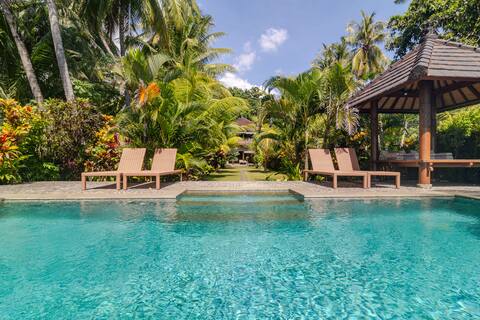 Private North Bali beach-front house with pool