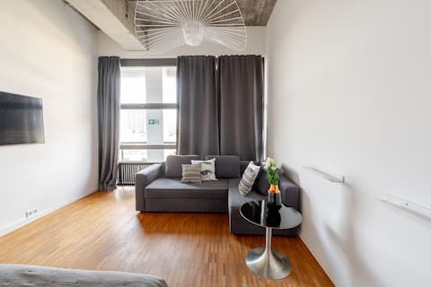 Top performing Airbnb: Apartment loft with private entrance near U-Bahn in Obersendling