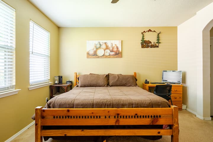 חדר שינה ראשי נוח, מרווח ונעים. 