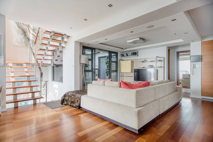 Spectacular Modern Home with Ocean Views gallery image 3