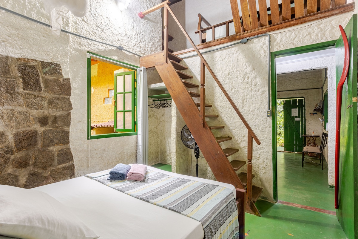 Este es el segundo dormitorio, con una cama doble, mosquitera , ventilador, espacio para guardar ropa y escalera de acceso para el entresuelo con colchón doble, ventilador y estantes para ropa.