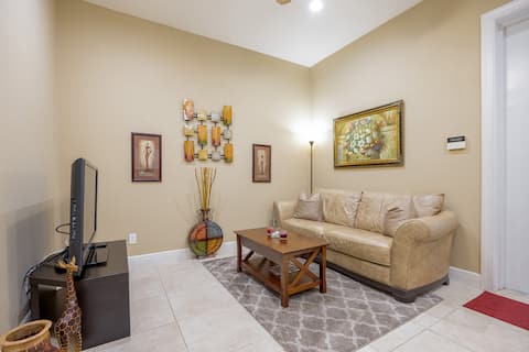 Successful Airbnb property: Entire Private Apt w kitchen, laundry, Pool/ Lanai in Golden Gate