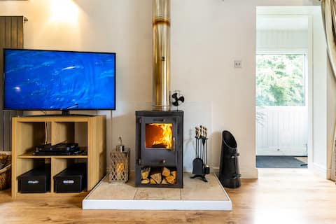 Popular Airbnb listing: Unique chalet house in Kings Norton in Northfield & Kings Norton