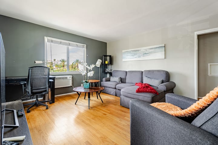 Large 1br Retreat, Steps From Shops & Market - Pasadena, CA
