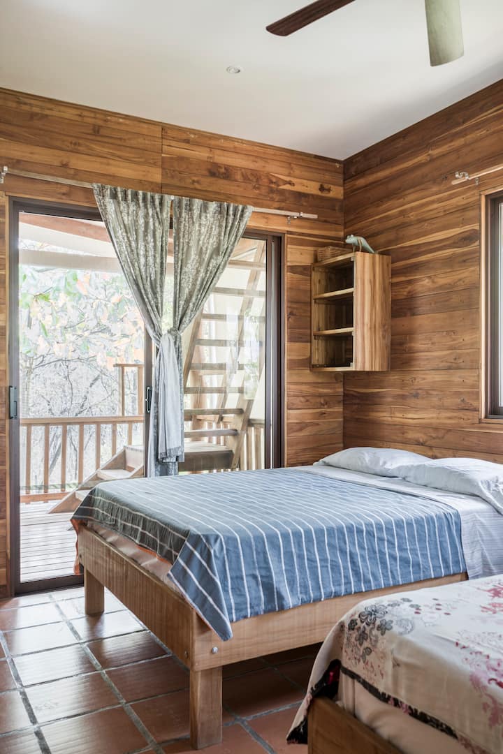 卧室设有2张双人床。