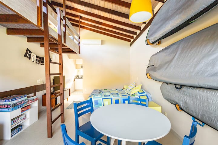 Há ainda uma mesa com cadeiras disponível no quarto 
