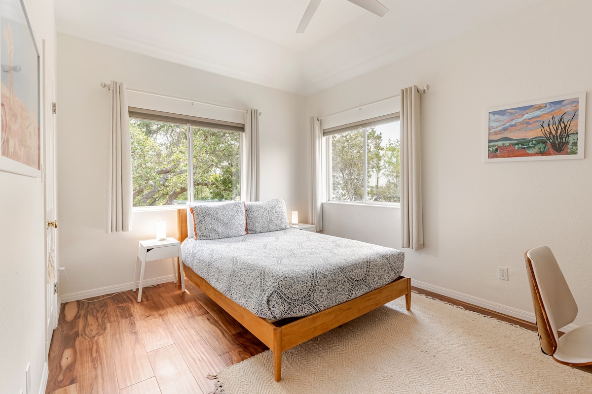 Spavaća soba 3 s pogledom na bazen i dvorište