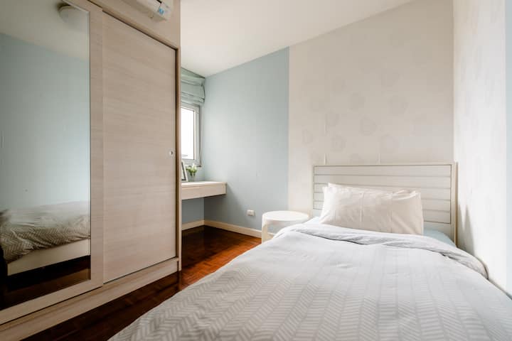 חדר שינה קטן עם מיטת יחיד.