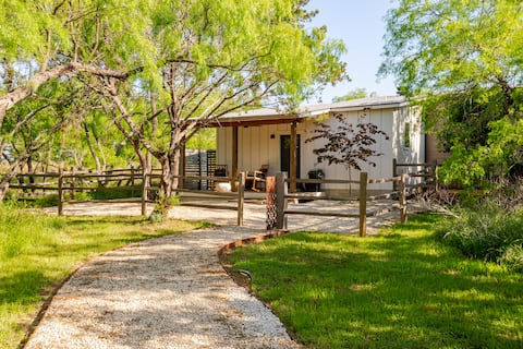 77 Guesthouse: Contemporary bungalow - come relax!
