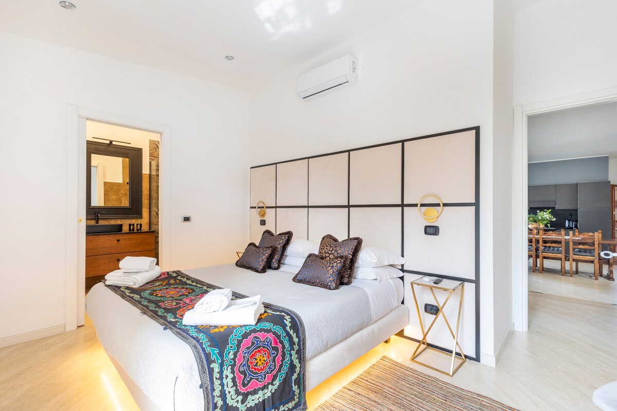 غرفة نوم مزدوجة 1 مع حمام داخلي كبير مع دش وتكييف هواء وتلفزيون ذكي وناموسيات 