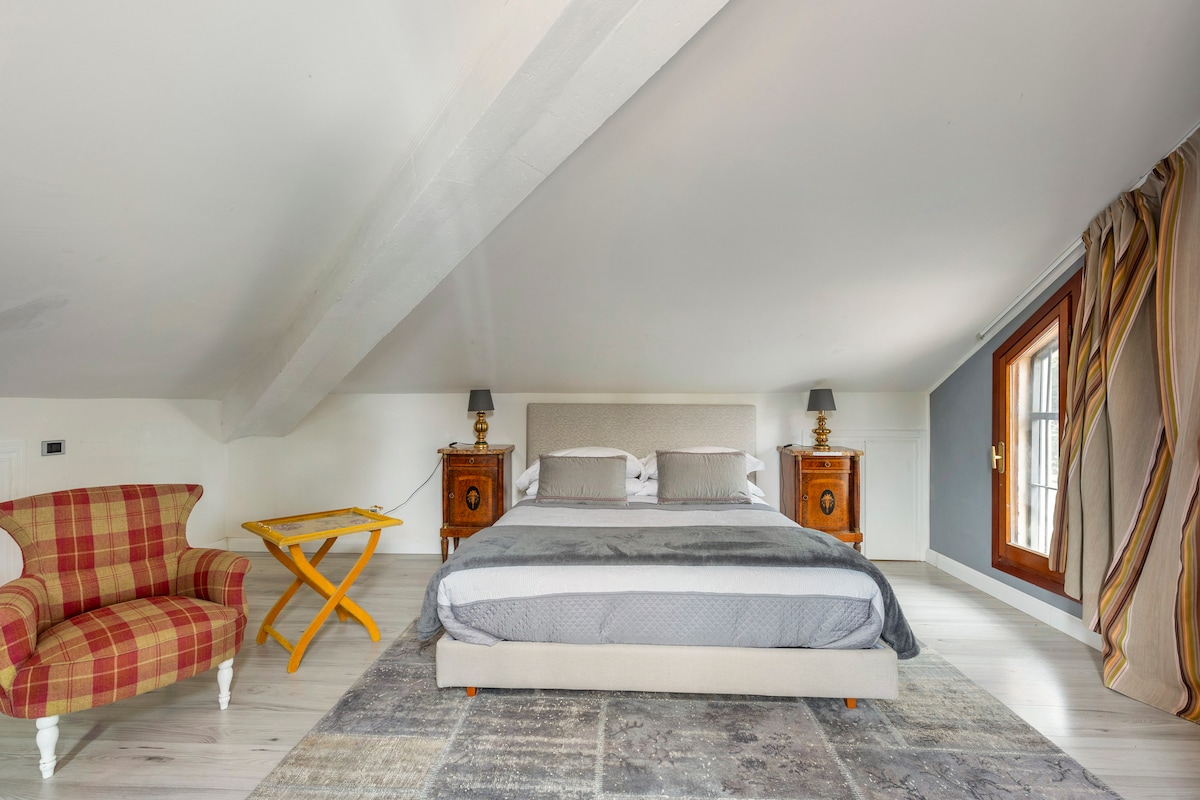 سرير مزدوج 2  في العلية 