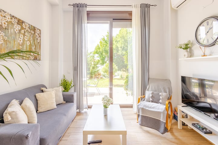 Myrtia's 2 Bedroom Apartment with Green Terrace