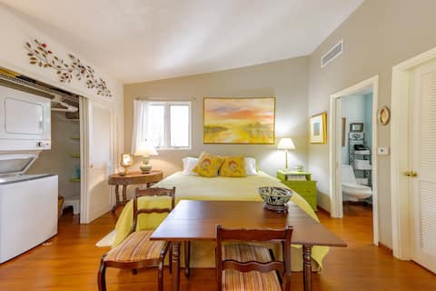 Top Airbnb: Rare Gem, Fast WiFi, 3 Min to Town, King Bed in Naples