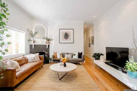 Top performing Airbnb: MANLY BEACH HOUSE - 8 min walk to Manly Beach! in Sydney