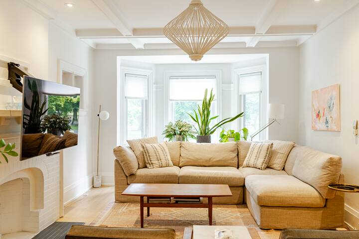 Spacious luxury home by Casa Loma gallery image 2