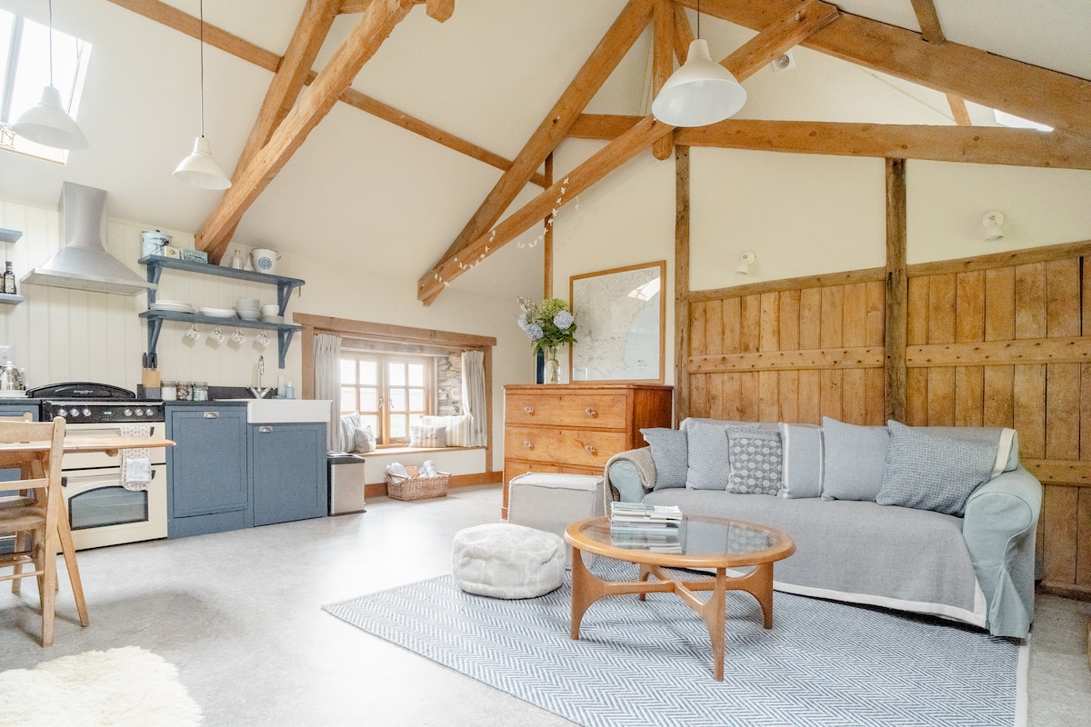 Propiedad de Airbnb exitosa: The Nest, Luxury Barn With Hot Tub near the Sea en Stokenham