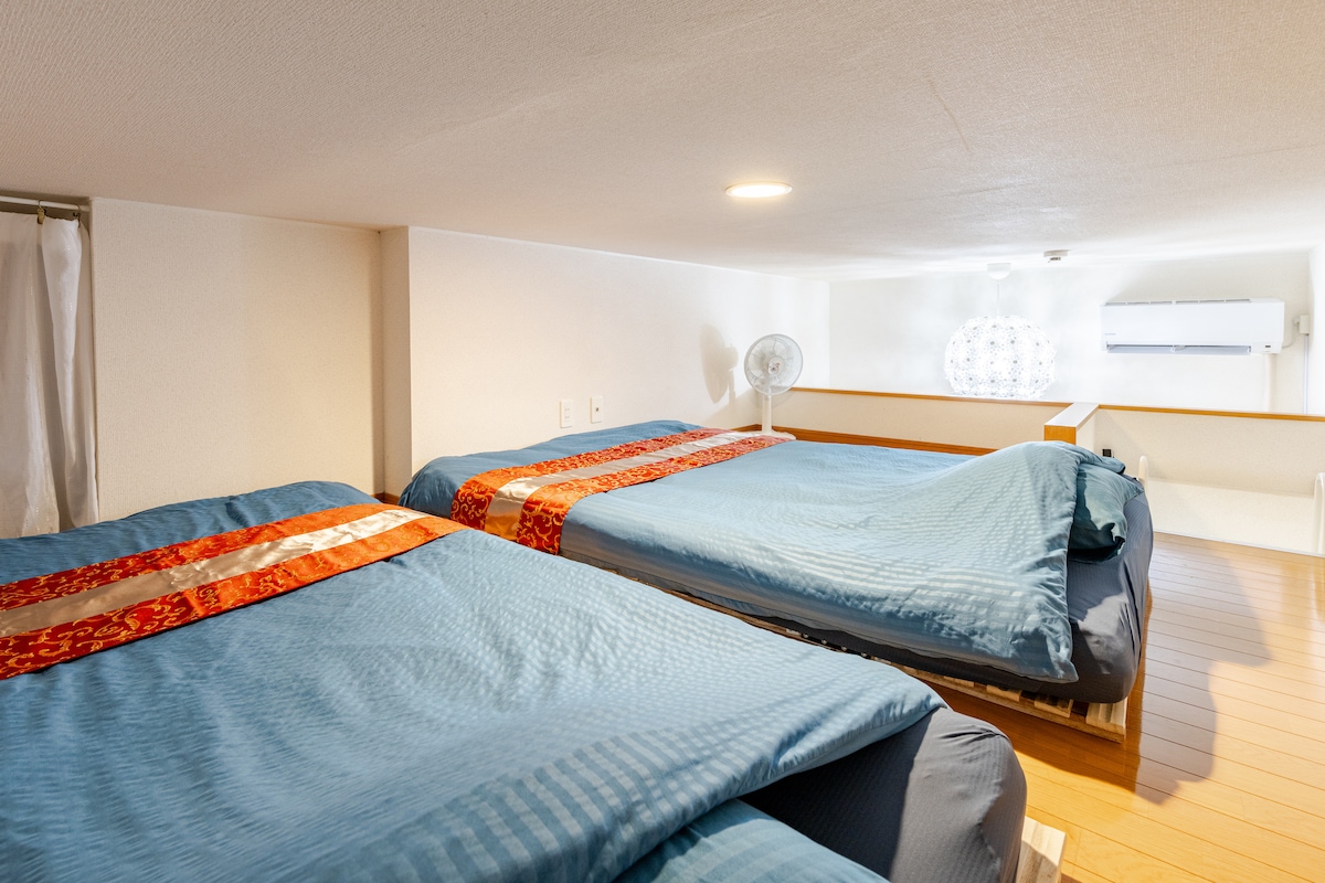 Това е таванско помещение.
Има климатик, два вентилатора и два двойни матрака.
Не е подходящ за възрастни хора или деца, тъй като е необходимо да се спуснете по стълбата.
Моля, обърнете внимание, че таванът е нисък.