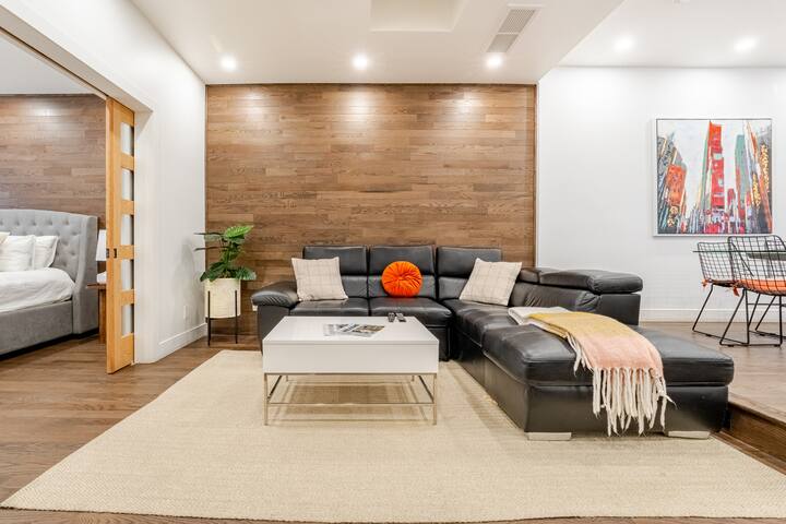 3BR Apt DT/King Bed/Indoor Parking/AC gallery image 5