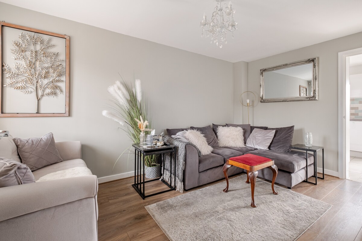 Popular Airbnb listing: The Lakeside House - Dartford 2BR in Stone