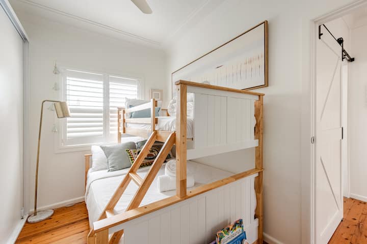 Segundo dormitorio con una litera con cama individual sobre cama doble