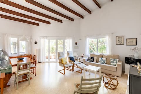 Anuncio de Airbnb popular: House with garden: calm and beach in Binibeca en Sant Lluís