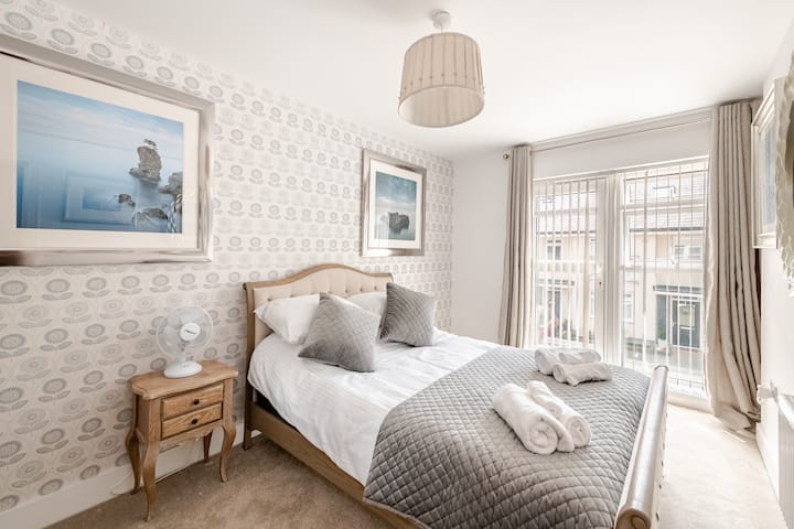 Chumba cha 2 cha kulala kilichoonyeshwa vizuri chenye kitanda cha watu wawili. Kabati lenye vioo viwili na hifadhi ya droo.