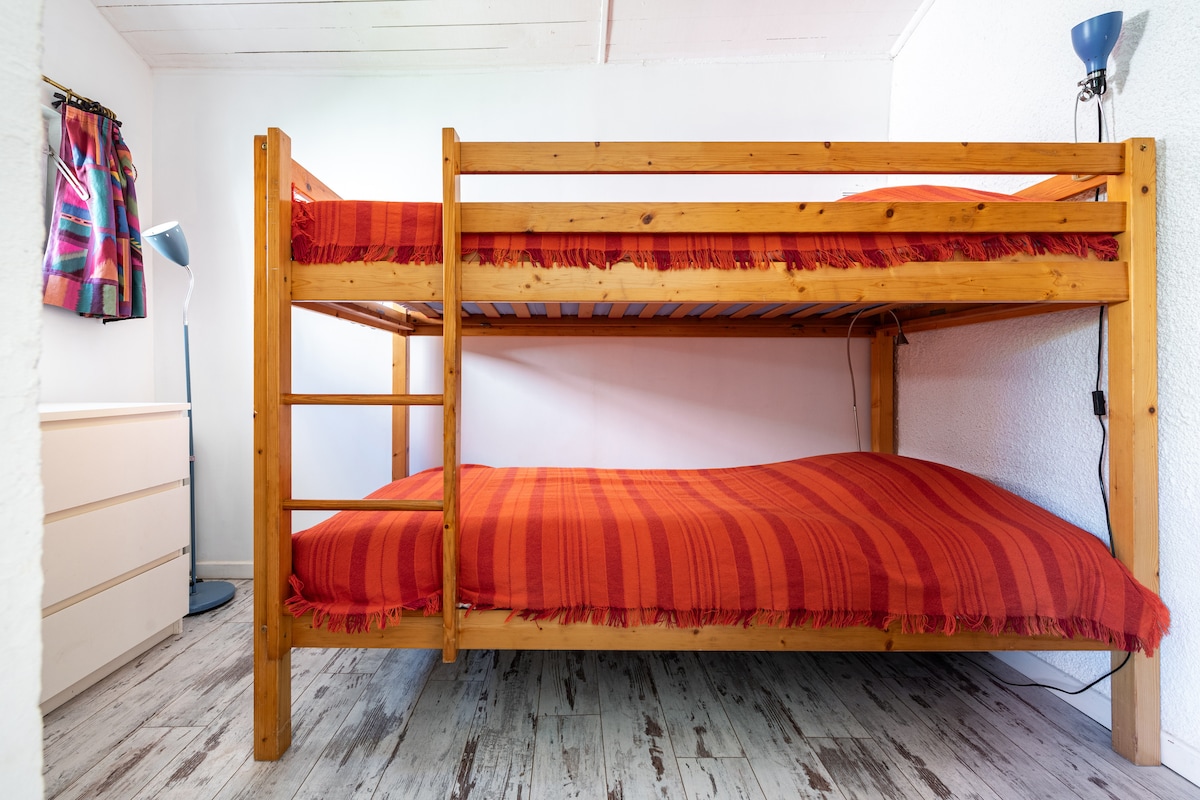 Habitación de 6 m2 - 2 literas de 90/190 - entrada por la habitación n .º2 contigua o por el baño