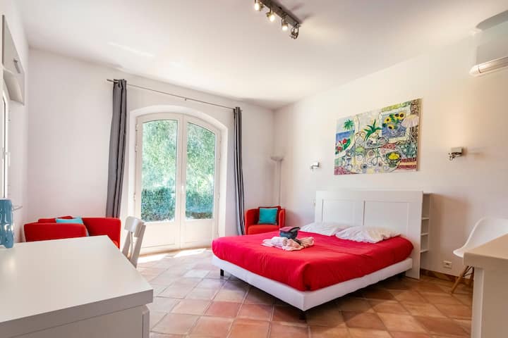 Boresha chumba cha 1 kwenye ghorofa ya chini, bafu la kujitegemea na choo kilichoambatishwa.