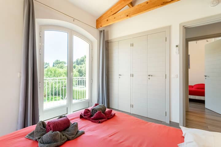 Mwonekano wa bahari wa vyumba 4 vya kulala, roshani na mtaro ulio karibu