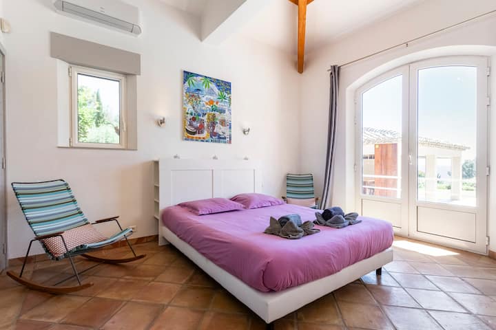 Chumba bora cha 2 kwenye ghorofa ya chini, bafu la kujitegemea na choo kilichoambatishwa.