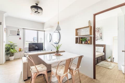 ->M&M Cozy home.w/free parking & Pool. NearSkyway.