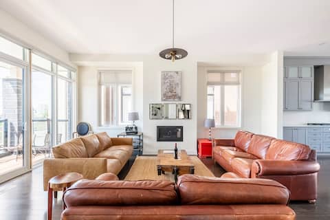 Luxury Waterfront  Bowmanville getaway home!