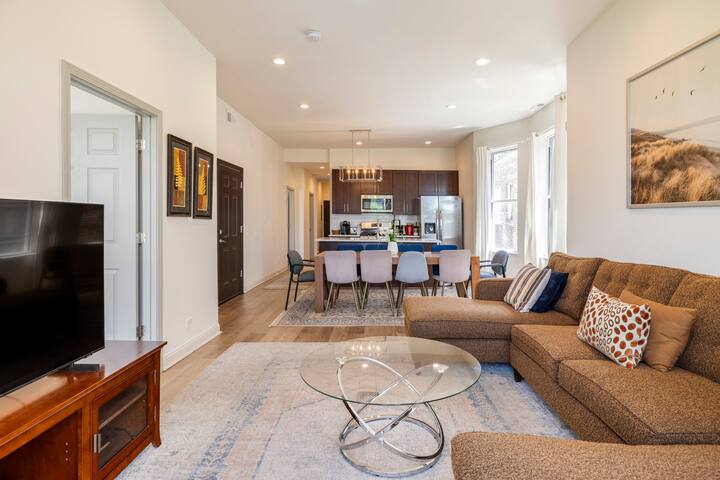 Spacious 5-BR Apt next to transit Free Parking gallery image 3