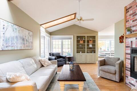 Tiny Oasis: Family Beach Cottage *HOT TUB & SAUNA*
