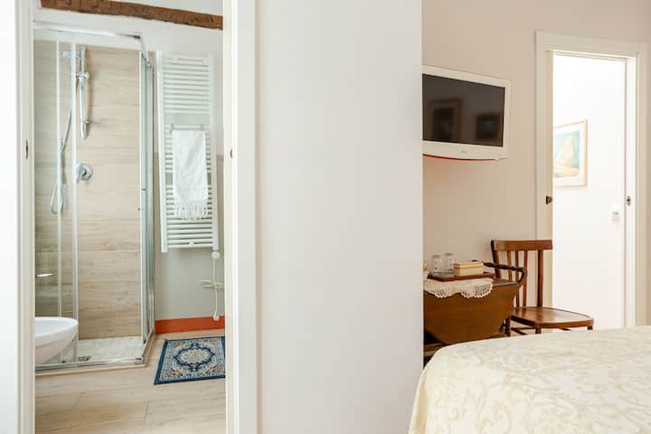 الحمام الداخلي مجهز بدش.