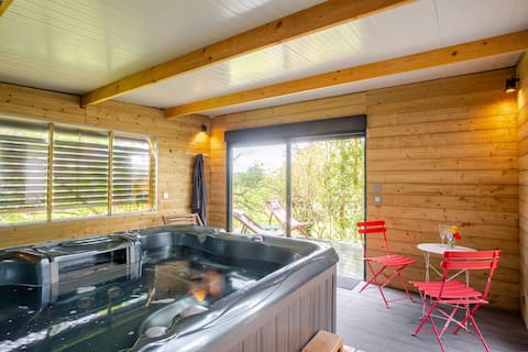 Quiet accommodation with private HOT TUB
