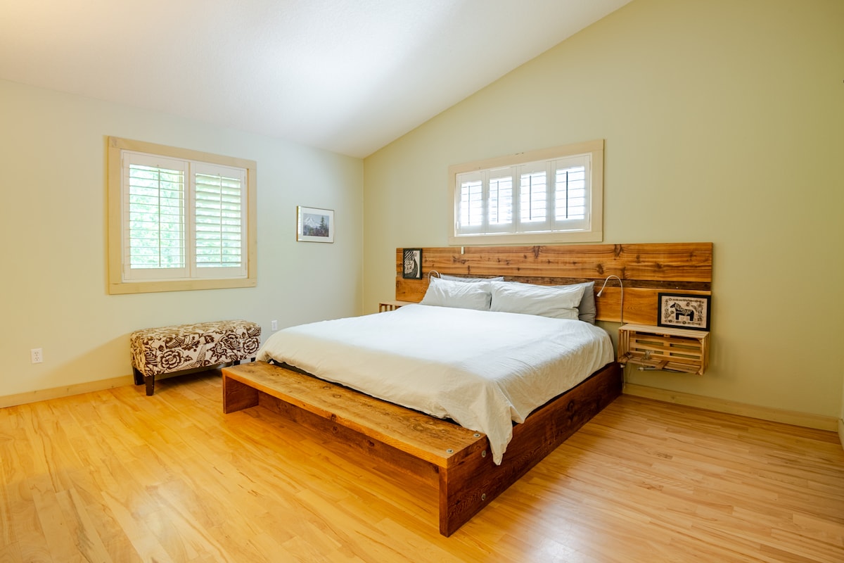 主卧配有加大双人床和全功能卫生间