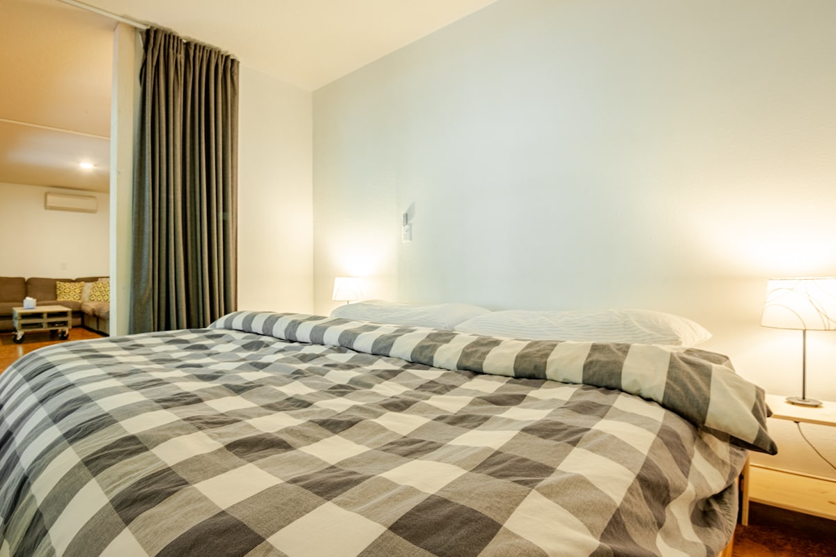 1楼卧室，带窗帘隔断，可欣赏美丽的河景！ 