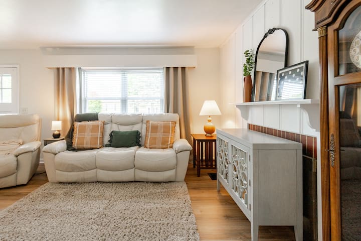 Quaint & Cozy Brick Cape-Cod in Grove City