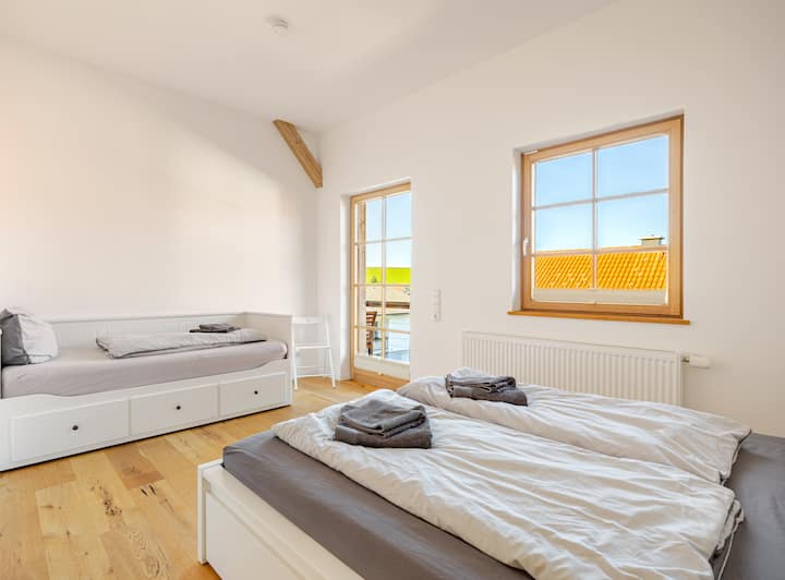 Large bedroom on the 2nd floor with a double bed (1.80 m) and a single bed, which can also be pulled out into a double bed