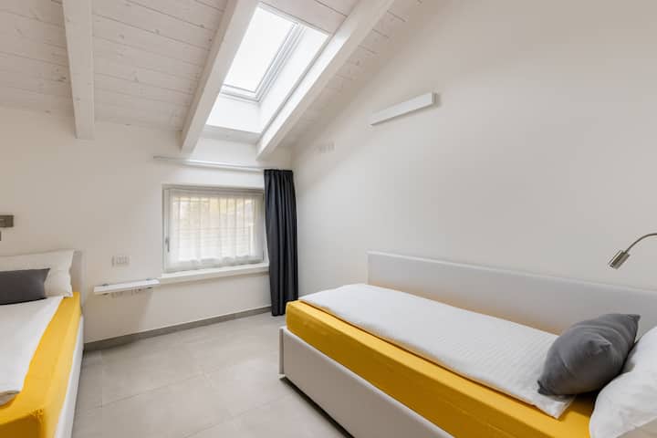 Camera con finestra e velux